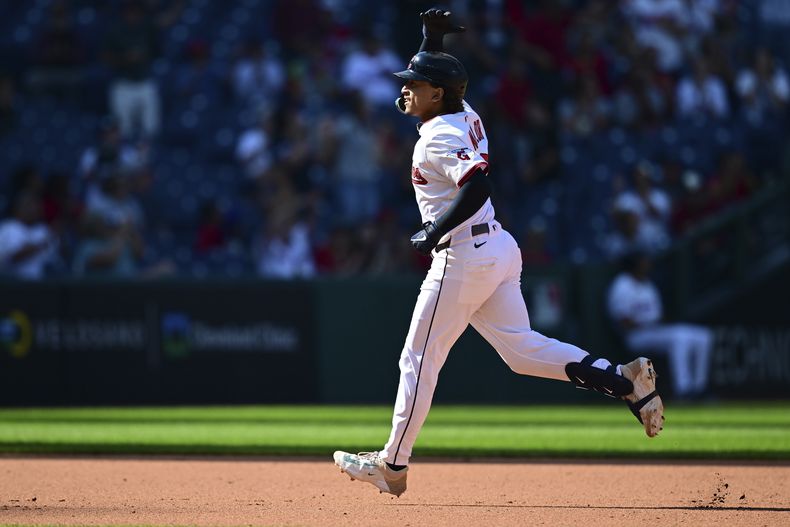 Bo Naylor, de los Guardianes de Cleveland, corre las bases después de conectar un jonrón en solitario contra el lanzador de relevo de los Medias Blancas de Chicago, Brandon Eisert, durante la séptima entrada de un juego de béisbol, el domingo 14 de septiembre de 2025, en Cleveland. (AP Photo/David Dermer)