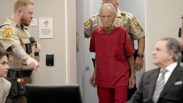 Joseph Czuba, de 71 años, llega a sala del tribunal del condado Will, Illinois, para su lectura de cargos por el asesinato de Wadea Al-Fayoume, un niño musulmán de 6 años, en el juzgado del condado, el lunes 30 de octubre de 2023, en Joliet, Illinois.(Foto AP/Charles Rex Arbogast)