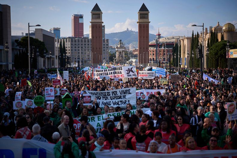 Una protesta contra el alto costo de la vivienda en Barcelona, España, el 5 de abril del 2025. (AP foto/Emilio Morenatti)