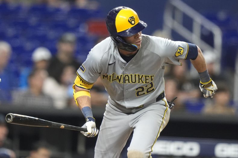 Christian Yelich, de los Cerveceros de Milwaukee, corre al conectar un triple en el juego del martes 21 de mayo de 2024, ante los Marlins de Miami (AP Foto/Lynne Sladky)