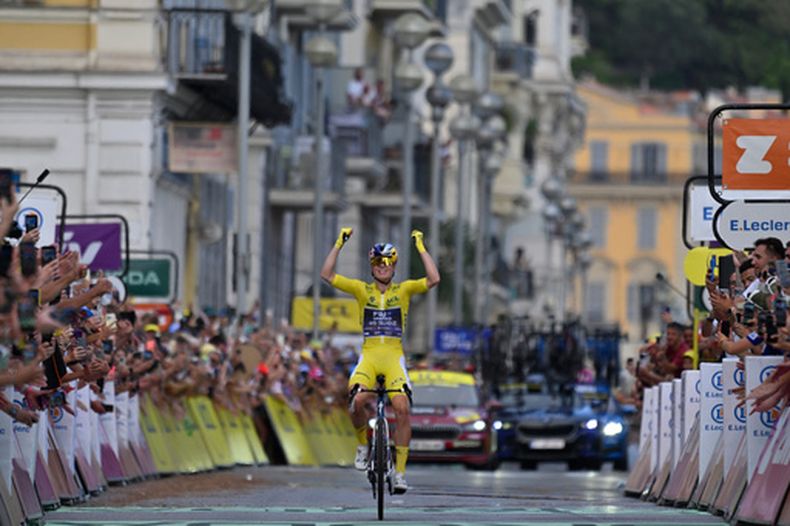La neerlandesa Demi Vollering celebra al cruzar la línea de meta para ganar la novena etapa de la carrera ciclista Tour de Francia Femenino (Tour de France Femmes) en Niza, Francia, el domingo 9 de agosto de 2026. (Foto AP/Philippe Magoni)
