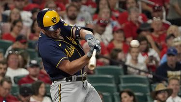 Cerveceros superan a Cardenales en 10 innings