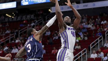 Barnes anota 25 puntos y Kings vencen otra vez a Rockets