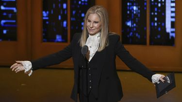 ARCHIVO - Barbra Streisand entrega el premio al mejor musical en los Tony en Nueva York el 12 de junio de 2016. (Foto Evan Agostini/Invision/AP, archivo)