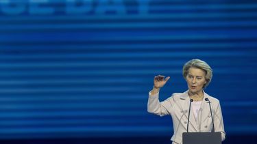 ARCHIVO - La presidenta de la Comisión Europea, Ursula von der Leyen, habla durante una ceremonia por el Día de la Independencia Energética Báltica en Vilna, Lituania, el domingo 9 de febrero de 2025. (AP Foto/Mindaugas Kulbis, archivo)