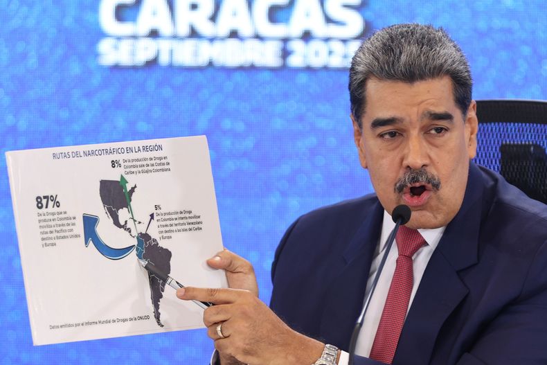 ARCHIVO - El presidente de Venezuela, Nicolás Maduro, señala un mapa de América durante una conferencia de prensa en Caracas, Venezuela, el 15 de septiembre de 2025. (AP Foto/Jesús Vargas, archivo)
