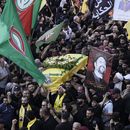 ARCHIVO - Combatientes de Hezbollah llevan uno de los ataúdes de cuatro compañeros caídos que murieron el martes después de que sus localizadores portátiles explotaran, durante su procesión fúnebre en el suburbio sur de Beirut, Líbano, miércoles 18 de septiembre de 2024. (AP foto/Bilal Hussein, archivo)