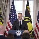 Adam Boehler, enviado presidencial de Estados Unidos para cuestiones de rehenes, habla durante una ceremonia para izar la Bandera de Rehenes y Detenidos Injustamente en el Departamento de Estado, el jueves 6 de marzo de 2025, en Washington. (AP Foto/Evan Vucci)