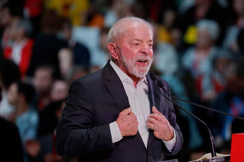El presidente de Brasil Luiz Inácio Lula da Silva pronuncia un discurso durante la cumbre de Movilización Progresiva Global, el domingo 18 de abril de 2026, en Barcelona. (AP Foto/Joan Monfort, Archivo)