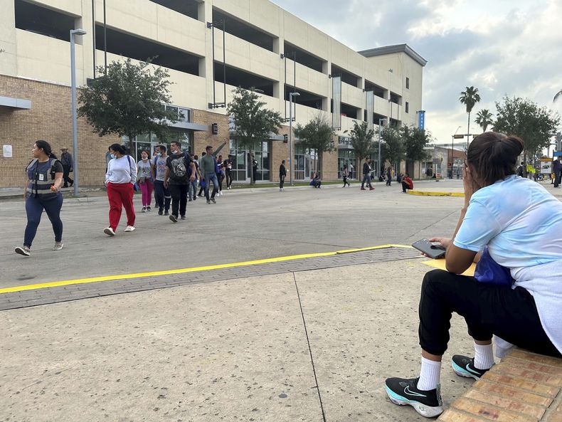 Un grupo de personas sale un centro de bienvenida para migrantes en Brownsville, Texas, el viernes 28 de abril de 2023. (AP Foto/Valerie Gonzalez)