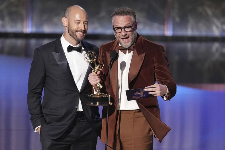 Evan Goldberg, a la izquierda, y Seth Rogen aceptan el premio a la mejor dirección en una serie de comedia por The Studio durante la 77a edición de los Premios Emmy el domingo 14 de septiembre de 2025 en el Teatro Peacock de Los Ángeles. (Foto AP/Chris Pizzello)
