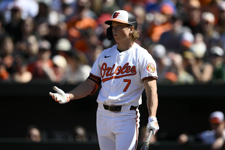 Jackson Holiday de los Orioles de Baltimore realiza un gesto durante el quinto episodio del juego de béisbool ante los Cerveceros de Milwaukee, el domingo 14 de abril de 2024, en Baltimore. (AP Foto/Nick Wass)