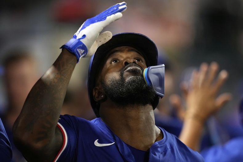 El cubano de los Rangers de Texas Adolis García hace un gesto en el dugout tras su jonrón de dos carreras en la octava entrada ante los Angelinos de Los Ángeles el miércoles 30 de julio del 2025. (AP Foto/Mark J. Terrill)