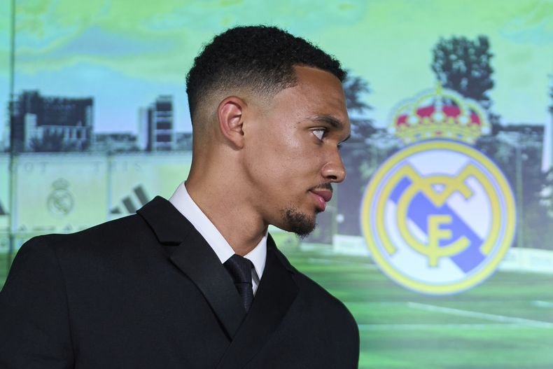 Trent Alexander-Arnold comparece a la rueda de prensa de su presentación como jugador del Real Madrid, el jueves 12 de junio de 2025. (AP Foto/Manu Fernández)