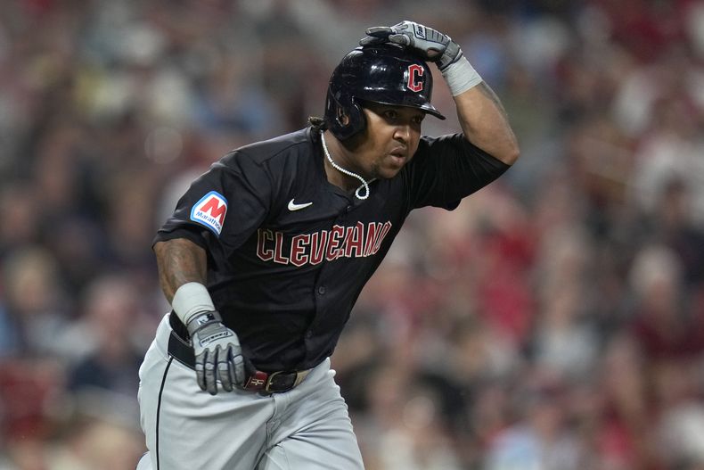El dominicano José Ramírez, de los Guardianes de Cleveland, recorre las bases tras conectar un jonrón en el encuentro del viernes 20 de septiembre de 2024, ante los Cardenales de San Luis (AP Foto/Jeff Roberson)