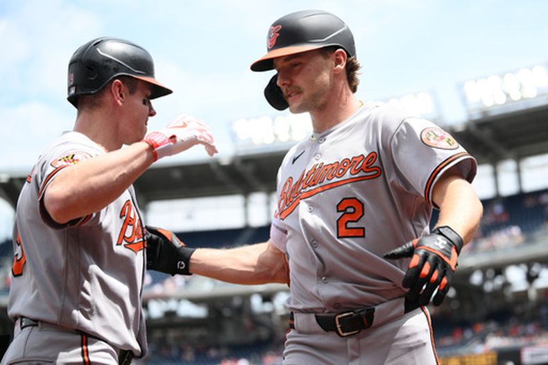 Gunnar Henderson (derecha), de los Orioles de Baltimore, celebra su jonrón junto a Tyler ONeill (izquierda) durante la primera entrada de un partido de béisbol contra los Nacionales de Washington, el domingo 17 de mayo de 2026, en Washington. (Foto AP/Nick Wass)