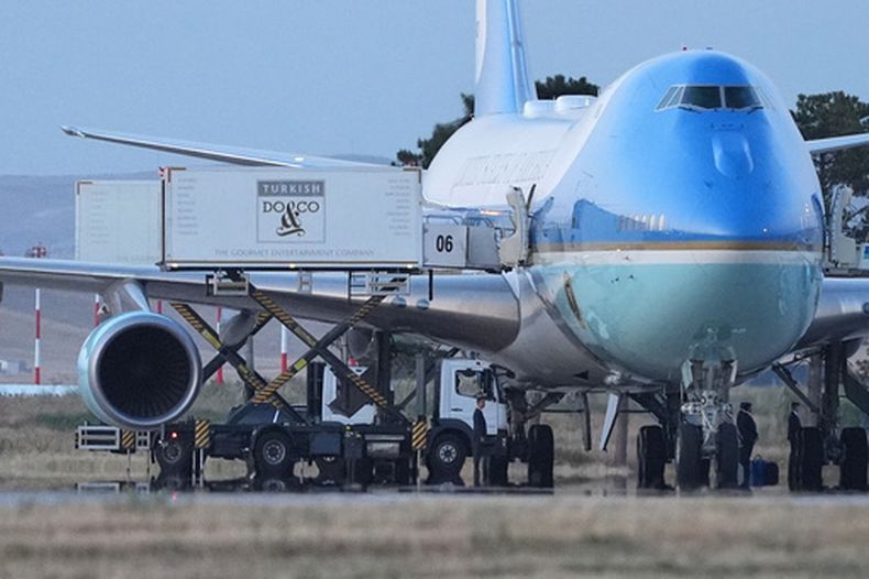 Vehículos de catering surten al Air Force One en la pista, mientras la caravana en la que viaja el presidente de Estados Unidos, Donald Trump, llega para dejar la cumbre de la OTAN, el miércoles 8 de julio de 2026, en el Aeropuerto Internacional de Ankara, Turquía. (AP Foto/Alex Brandon)