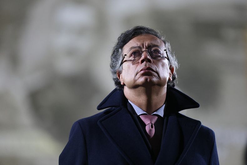El presidente colombiano Gustavo Petro observa durante la ceremonia de juramentación de los nuevos comandantes militares en la academia del ejército en Bogotá, Colombia, el lunes 29 de diciembre de 2025. (Foto AP/Esteban Vega)