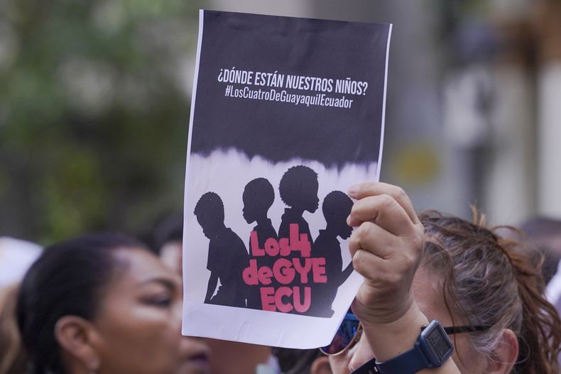 La gente protesta frente a la Fiscalía por la desaparición de cuatro niños que fueron vistos por última vez el 8 de diciembre de 2024 huyendo de un convoy militar en Guayaquil, el lunes 23 de diciembre de 2024. (AP Foto/César Muñoz)