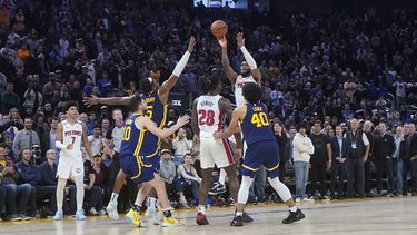 Bey anota triple sobre bocina y Pistons superan a Warriors
