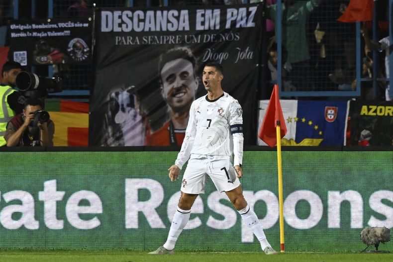 Cristiano Ronaldo celebra tras anotar el segundo gol de Portugal en el partido contra Armenia por las eliminatorias del Mundial 2026, el sábado 6 de septiembre de 2025, en Yerevan, Armenia. (AP Foto/Hakob Berberyan)