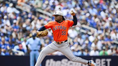 El lanzador dominicano de los Astros de Houston, Framber Valdez (59) lanza durante la segunda entrada del juego de béisbol ante los Azulejos de Toronto, el jueves 4 de julio de 2024. (Christopher Katsarov/The Canadian Press via AP)