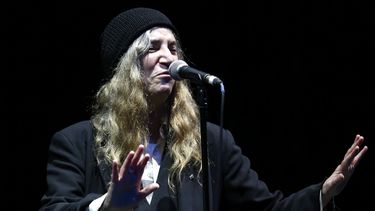 ARCHIVO - La cantante y compositora de rock estadounidense Patti Smith actúa en el Jazzablanca and World Music Festival en Casablanca, Marruecos, el miércoles 2 de abril de 2014. (Foto AP/Abdeljalil Bounhar, archivo)