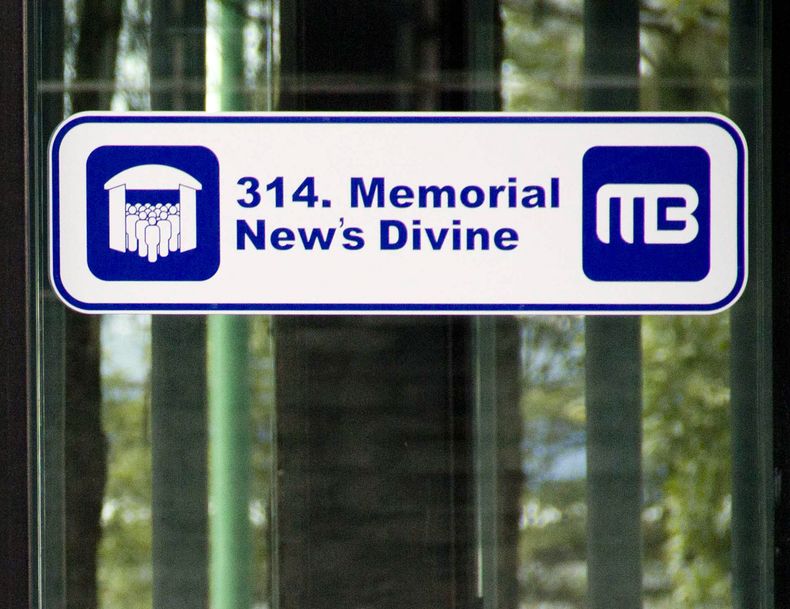 Un cartel identifica la estaci&oacute;n Memorial News Divine del metrobus en M&eacute;xico, viernes 8 de febrero de 2013. El nombre y el cartel honran la memoria de las v&iacute;ctimas de un allanamiento policial a un bar en 2008, en el que murieron 12 pe