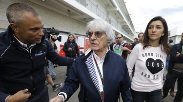 americateve | El presidente de la F&oacute;rmula Uno, Bernie Ecclestone, centro, llega al Circuito de las Am&eacute;ricas del GP de Estados Unidos el jueves, 14 de noviembre de 2013, en Austin, Texas. (AP Photo/Darron Cummings)