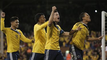 americateve | El jugador de Colombia, Carlos Bacca, derecha, festeja con sus compa&ntilde;eros tras anotar un gol contra Estados Unidos en un amistoso el viernes, 14 de noviembre de 2014, en Londres. (AP Photo/Lefteris Pitarakis)
