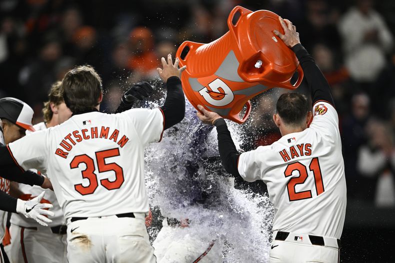 Jordan Westburg de los Orioles de Baltimore celebra su jonrón de dos carreras con Austin Hays (21), Adley Rutschman (35) y otros durante la novena entrada de un juego de béisbol contra los Reales de Kansas City, el lunes 1 de abril de 2024, en Baltimore. (AP Foto/Nick Wass)
