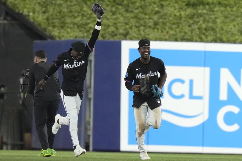 El jardinero izquierdo de los Marlins, Nick Gordon (izquierda) y el jardinero derecho dominicano Jesús Sánchez (derecha) celebran luego de vencer a los Rangers de Texas, el viernes 31 de mayo de 2024, en Miami. (AP Foto/Lynne Sladky)