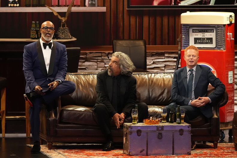 Damon Wayans, de izquierda a derecha, George Lopez y Jesse Tyler Ferguson presentan el premio a mejor actor de una serie de comedia durante la 76a edición de los premios Emmy el domingo 15 de septiembre de 2024 en el Teatro Peacock de Los Ángeles. (Foto AP/Chris Pizzello)