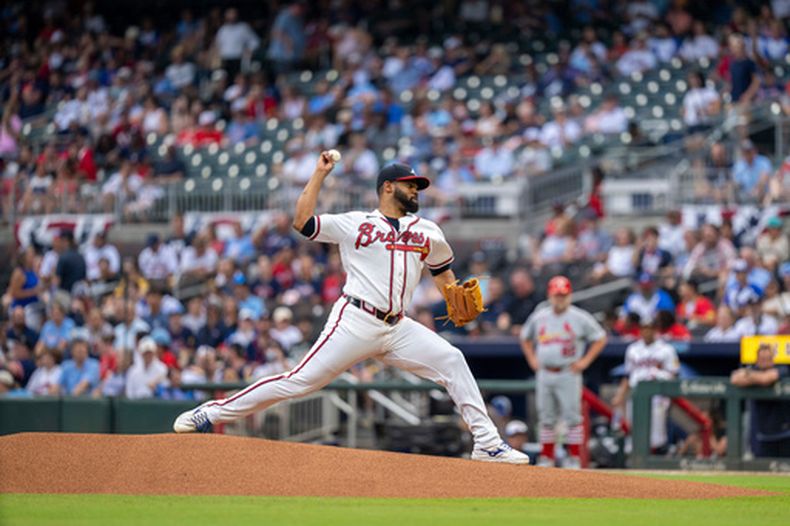 Reynaldo López (40), de los Bravos de Atlanta, realiza el primer lanzamiento del partido de béisbol de Grandes Ligas contra los Cardenales de San Luis, el miércoles 1 de julio de 2026, en Atlanta. (AP Foto/Erik Rank)