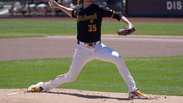 El pitcher de los Piratas de Pittsburgh Braxton Ashcraft lanza en la primera entrada ante los Mellizos de Minnesota el domingo 31 de mayo del 2026. (AP Foto/Tom E. Puskar)