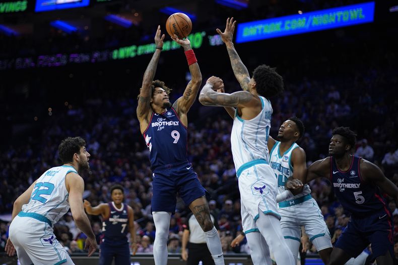 Kelly Oubre Jr. de los 76ers de Filadelfia salta para lanzar el balón sobre Nick Richards de los Hornets de Charlotte en el encuentro de la NBA del sábado 16 de marzo del 2024. (AP Foto/Matt Slocum)