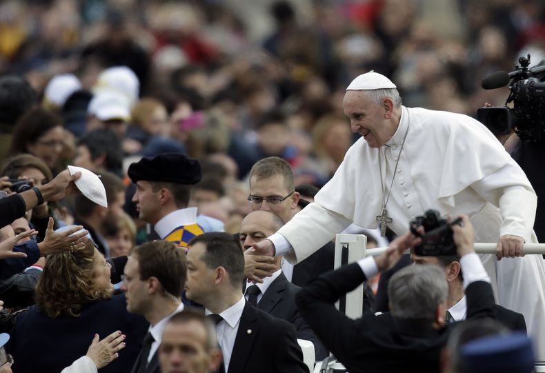 El papa Francisco saluda a los fieles en la Plaza de San Pedro durante su audiencia general semanal en el Vaticano, el mi&eacute;rcoles 20 de noviembre de 2013. (Foto AP/Gregorio Borgia)