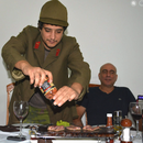 ¡FOTOS INÉDITAS! Exmayor del MININT aparece comiendo carne y tomando vino con hijo de Fidel Castro