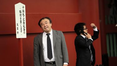 americateve | Imagen de archivo de un hombre que usa un tel&eacute;fono m&oacute;vil en Tokio el jueves 7 de noviembre de 2013. La compa&ntilde;&iacute;a sueca Ericsson divulg&oacute; el lunes un informe en el que sostiene que el n&uacute;mero de tel&eacute;fonos multi