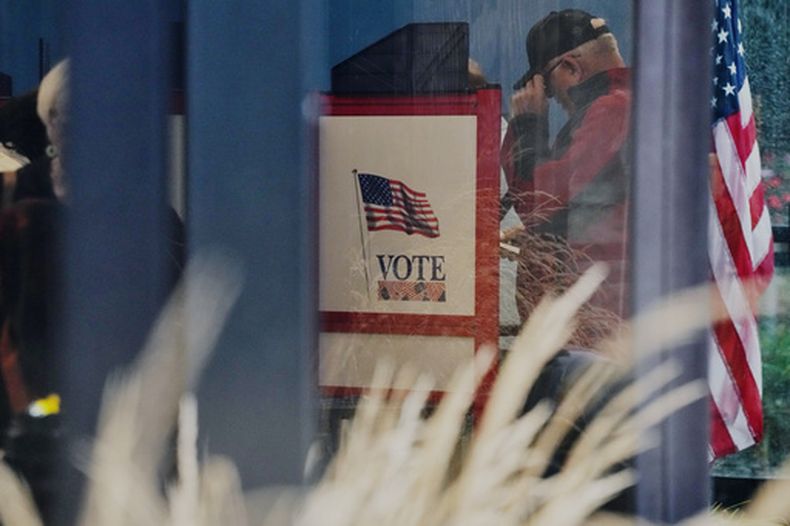 Un votante emite su sufragio en el primer día de la votación temprana en Minnesota, en el edificio de Elecciones y Servicio a los Votantes, el viernes 18 de septiembre de 2026, en Minneapolis. (AP Foto/Ellen Schmidt)