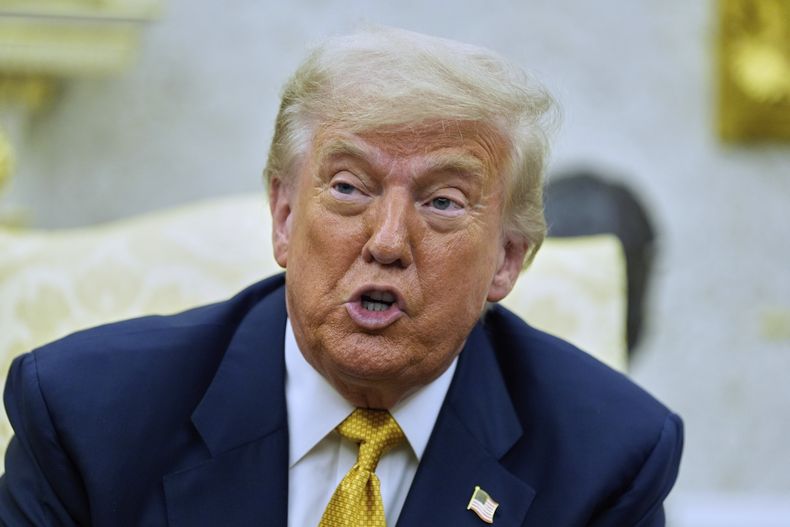 El presidente estadounidense Donald Trump habla en una reunión con el príncipe heredero de Bahréin, Salman bin Hamad Al Khalifa, en el Despacho Oval de la Casa Blanca, el miércoles 16 de julio de 2025, en Washington. (AP Foto/Alex Brandon)