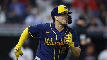 El dominicano Willy Adames, de los Cerveceros de Milwaukee, recorre las bases tras conectar un jonrón solitario al relevista de los Guardianes de Cleveland, Xzavion Curry, en la novena entrada del partido en Cleveland, el viernes 23 de junio de 2023. (AP Foto/Ron Schwane)