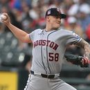 El lanzador abridor de los Astros de Houston, Hunter Brown, realiza un pitcheo durante la primera entrada de un partido de béisbol contra los Medias Blancas de Chicago en Chicago, el sábado 25 de julio de 2026. (Foto AP/Paul Beaty)
