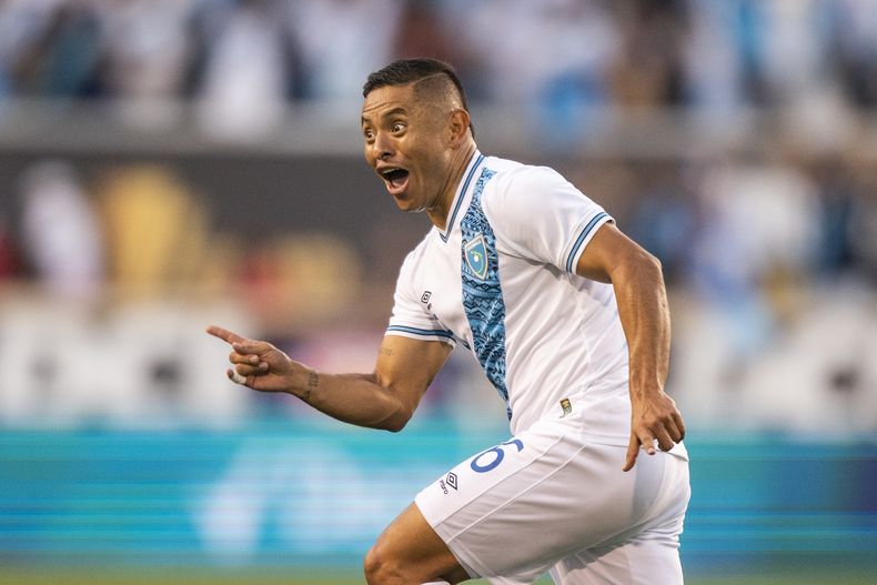 El zaguero guatemalteco Carlos Mejía tras anotar un gol en la victoria ante Guadalupe en la Copa Oro, el martes 4 de julio de 2023, en Harrison, Nueva Jersey. (AP Foto/Eduardo Muñoz Álvarez)