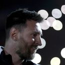 Lionel Messi sonríe durante el partido de despedida a Maximiliano Rodríguez en el estadio Marcelo Bielsa en Rosario, Argentina, el sábado 24 de juno de 2023. (AP Foto/Nicolás Aguilera)