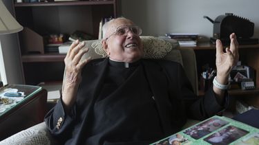 El padre James Kelly ríe durante una entrevista en su apartamento en la comunidad de retiro Normandy Farms Estates, el miércoles 18 de junio de 2025, en Blue Bell, Pensilvania. (AP Foto/Luis Andrés Henao)