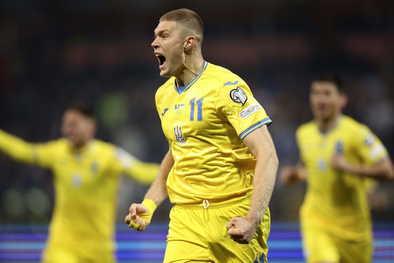 Artem Dovbyk celebra luego de marcar el segundo gol de Ucrania en la victoria 2-1 ante Bosnia y Herzegovina en la repesca del Campeonato Europeo, el jueves 21 de marzo de 2024, en Zenica, Bosnia. (AP Foto/Armin Durgut)