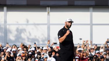 ARCHIVO - Foto del 8 de marzo del 2026, el capitan de Legion XIII Jon Rahm celebra su put en el hoyo 18 de la última ronda de HSBC LIV Golf Hong Kong. (Mike Stobe/LIV Golf via AP, Archivo)