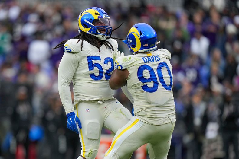 El defensive end de los Rams de Los Ángeles, Larrell Murchison (52), reacciona con Tyler Davis (90), después de una jugada contra los Ravens de Baltimore durante la segunda mitad de un juego de fútbol americano de la NFL el domingo 12 de octubre de 2025, en Baltimore. (AP Photo/Stephanie Scarbrough)