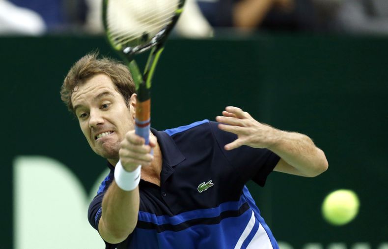 Richard Gasquet devuelve una pelota durante la final de la Copa del Kremlin contra Mikhail Kukushkin el 20 de octubre en Mosc&uacute;. El franc&eacute;s perdi&oacute; en la primera ronda en Basilea y despej&oacute; el camino de Roger Federer hacia la Fina